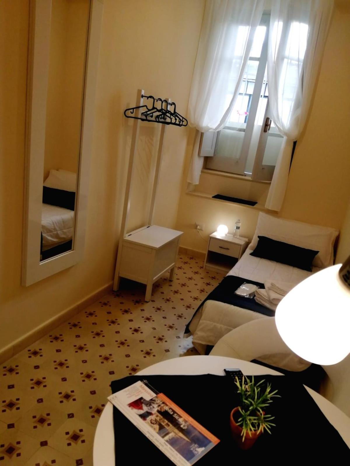 Suleima B&B Messina Centro Oda fotoğraf